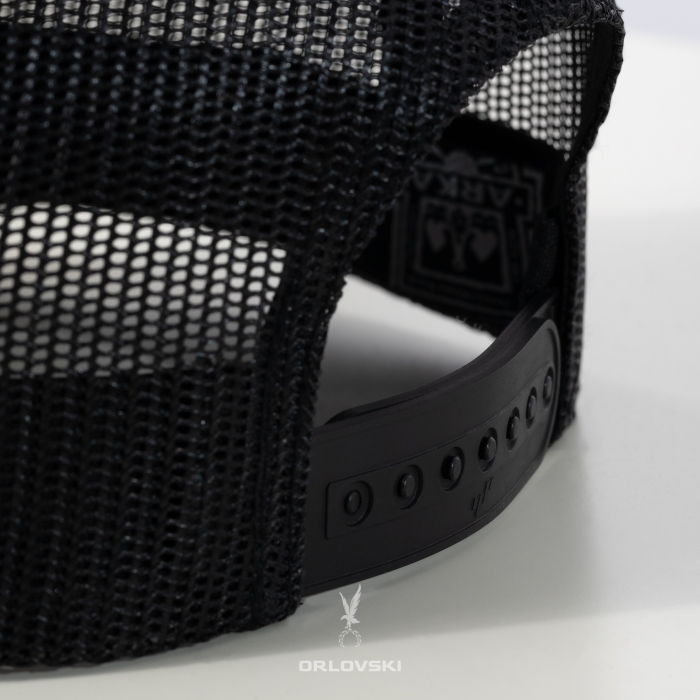 Czarna czapka z daszkiem marynarz