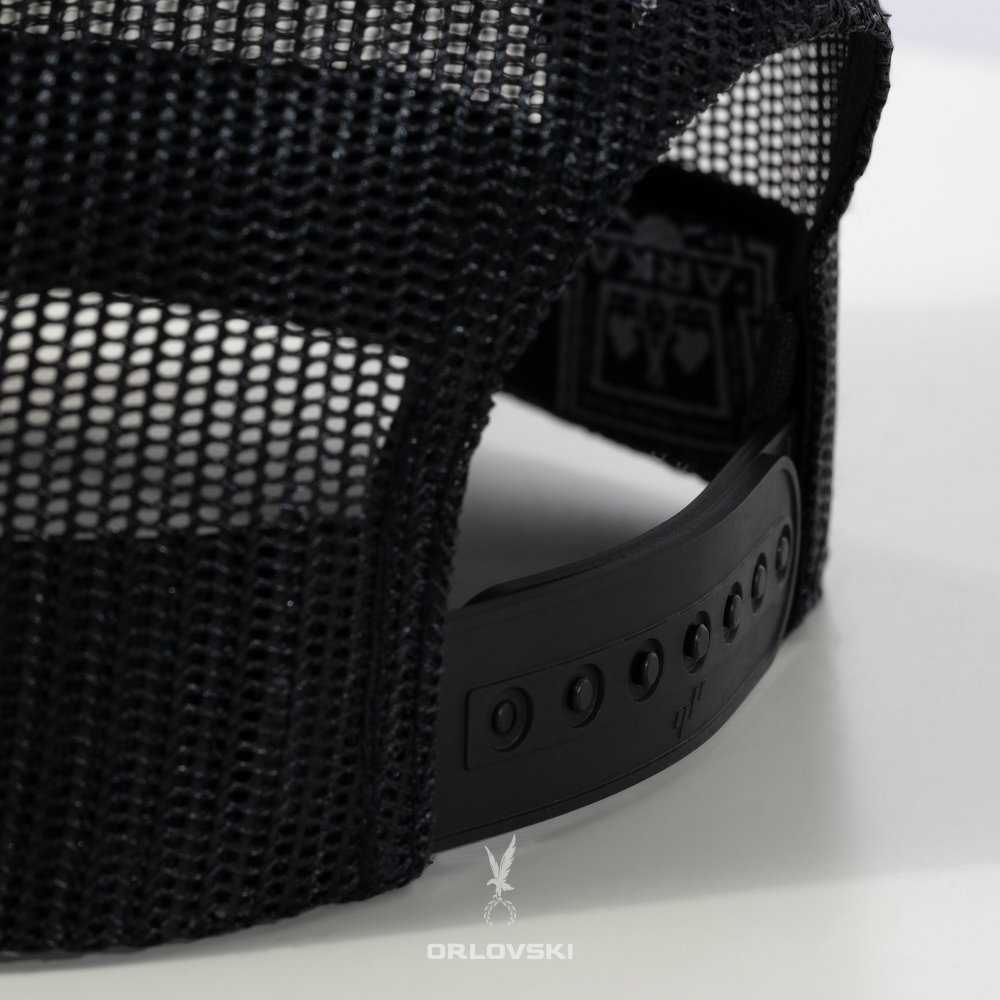 Czarna czapka z daszkiem marynarz