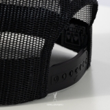 Czarna czapka z daszkiem marynarz